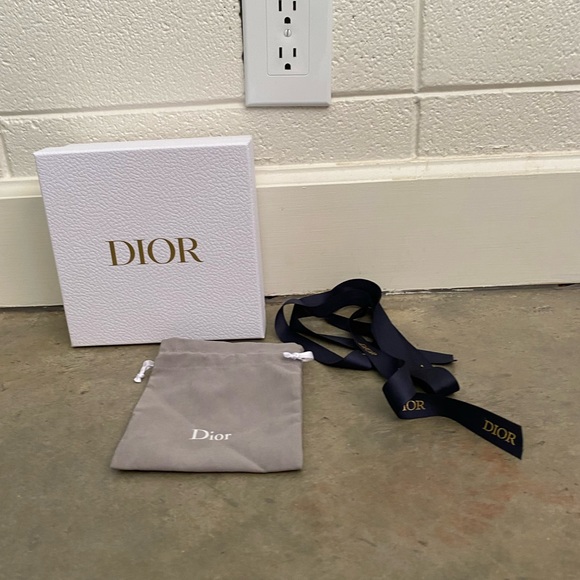 Collection of EMPTY boxes, bags, and ribbons from luxury designers. - Picture 3 of 10